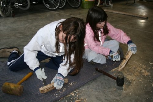 02 making canoes.JPG