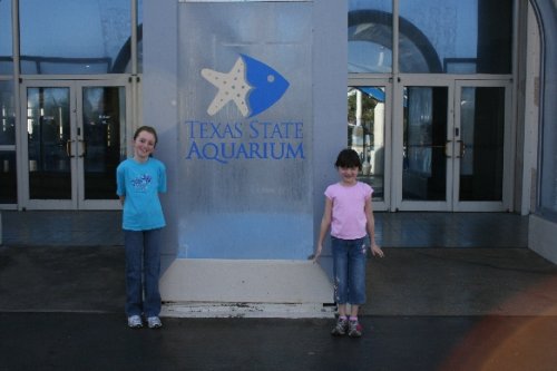 06 kids at aquarium sign.JPG